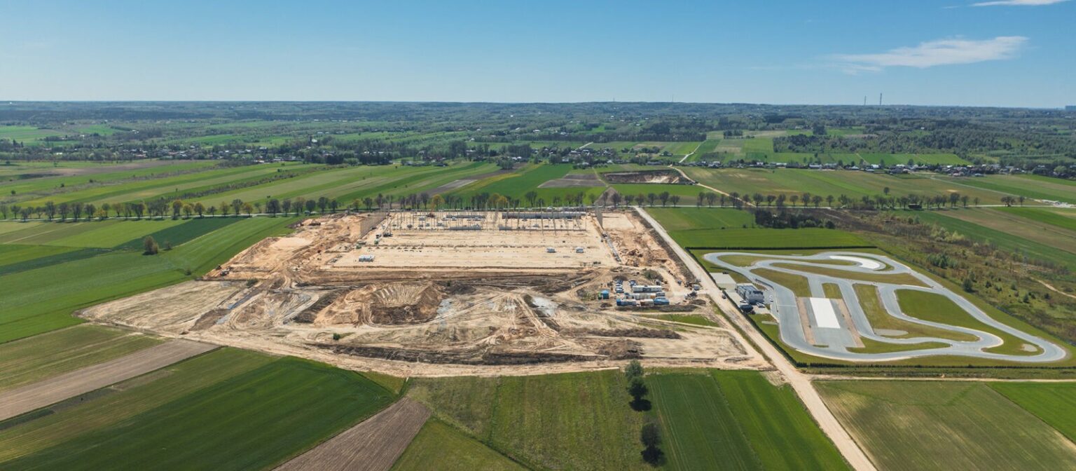 plac budowy, budujemy halę przemysłową logistyczno-magazynową w centralnej polsce